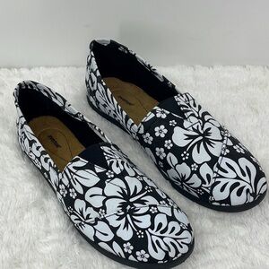 AVENUE RIKKI WOMENS SIZE 9.5 Black and White Floral Loafers